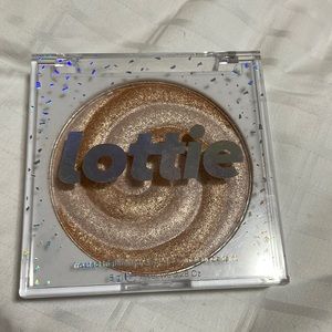 Lottie London cinnamon bun frosted hilighter swirl